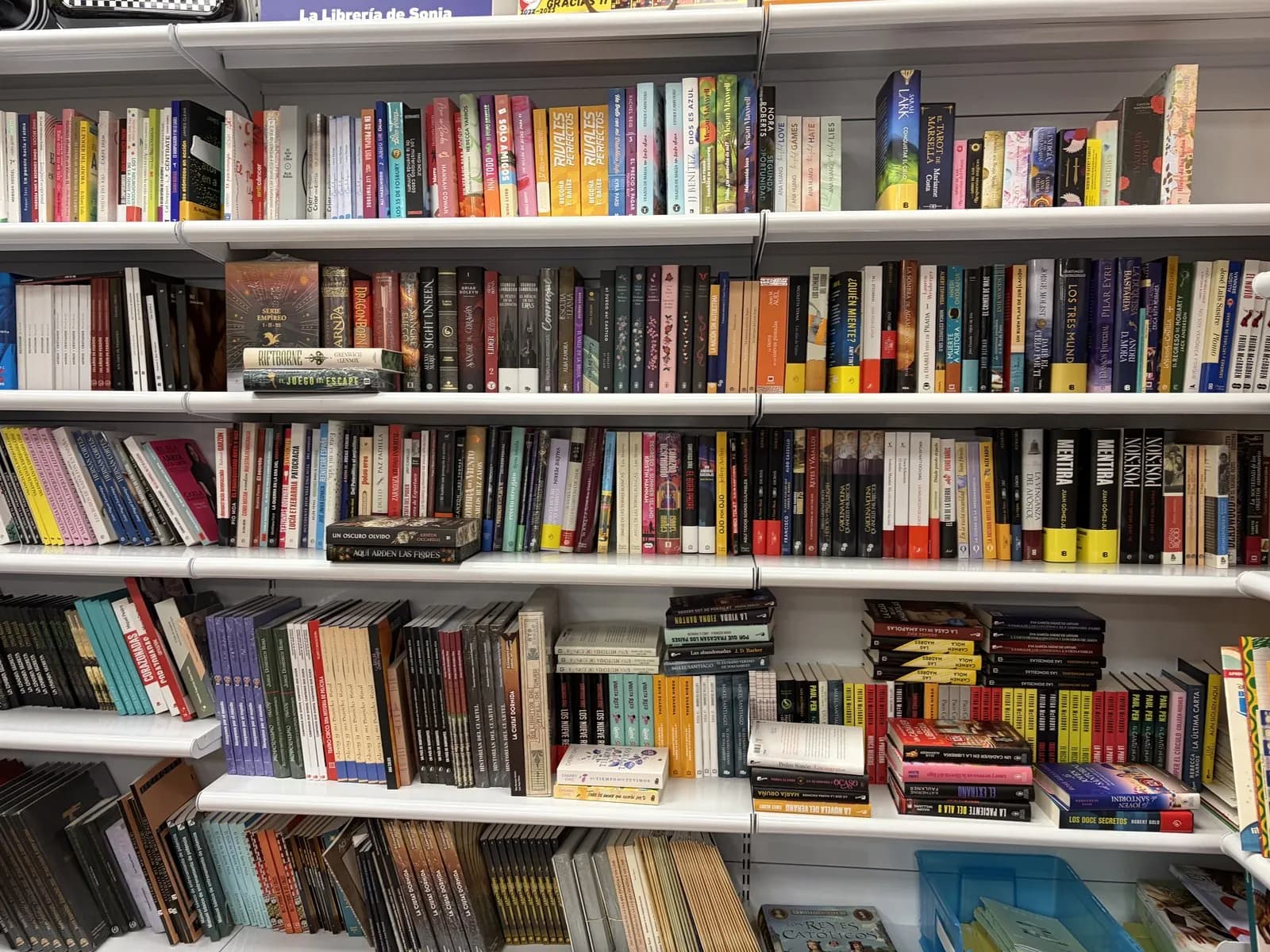 Estantería de novela en la librería Cosmos